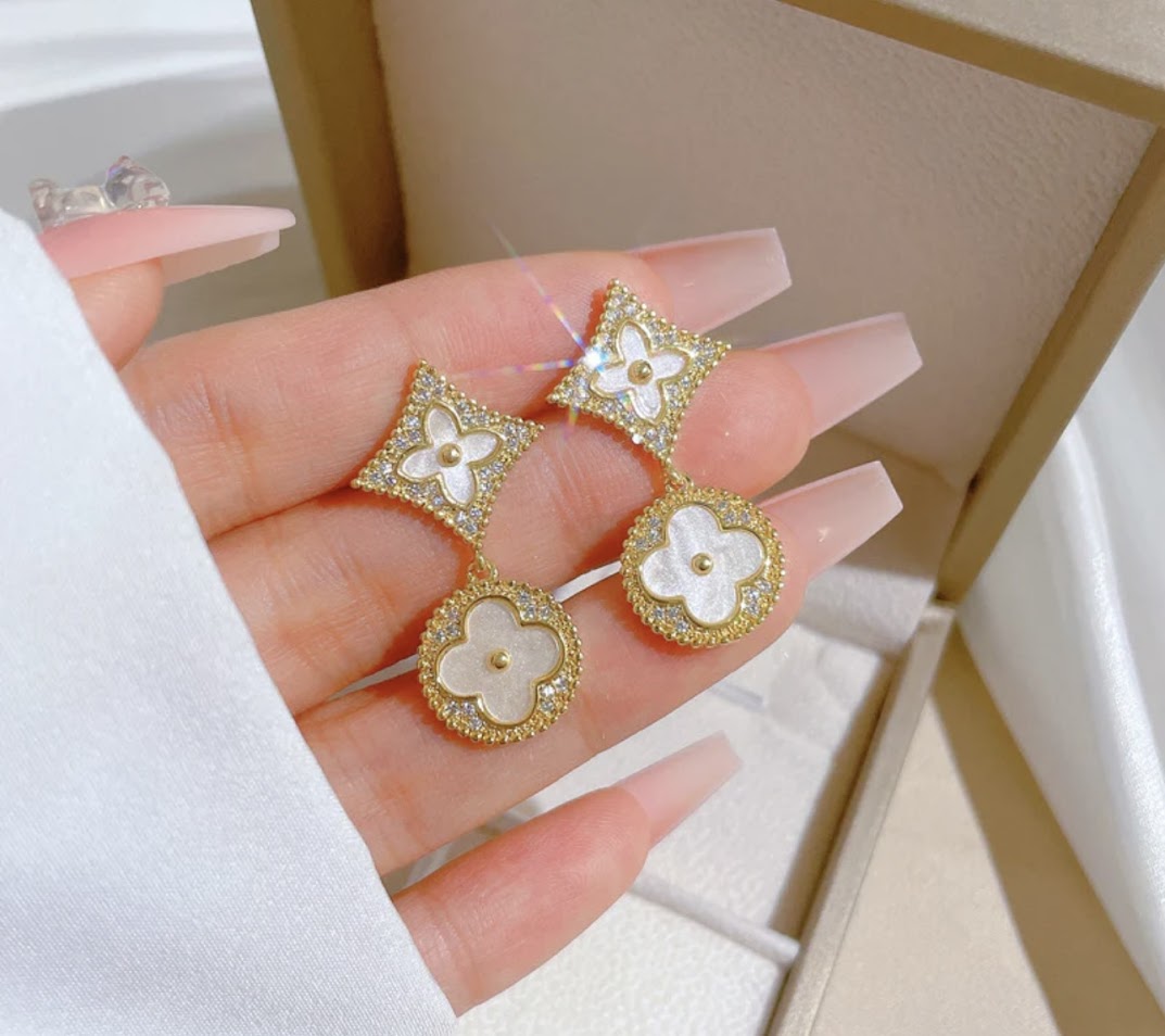 Sets-Pearl White Two Cosmo Flowers