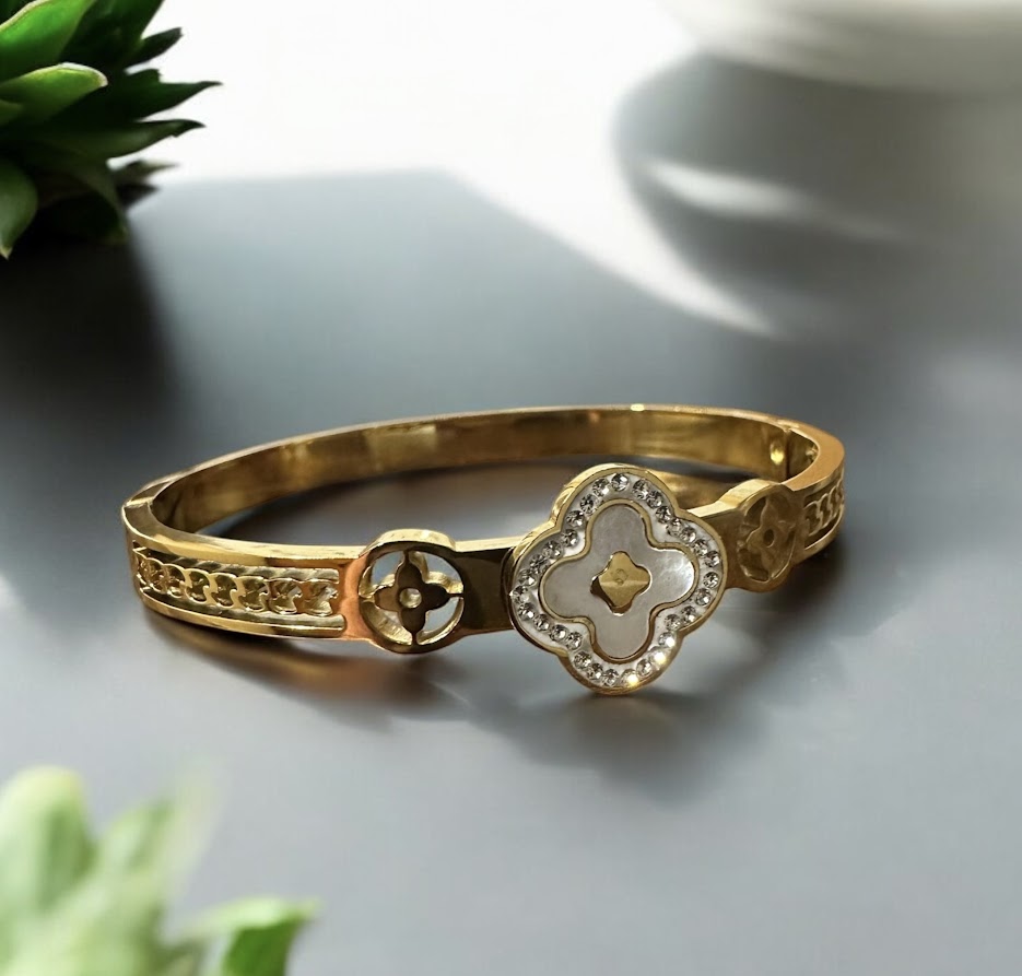 Bangle-Pearl Colored Clover